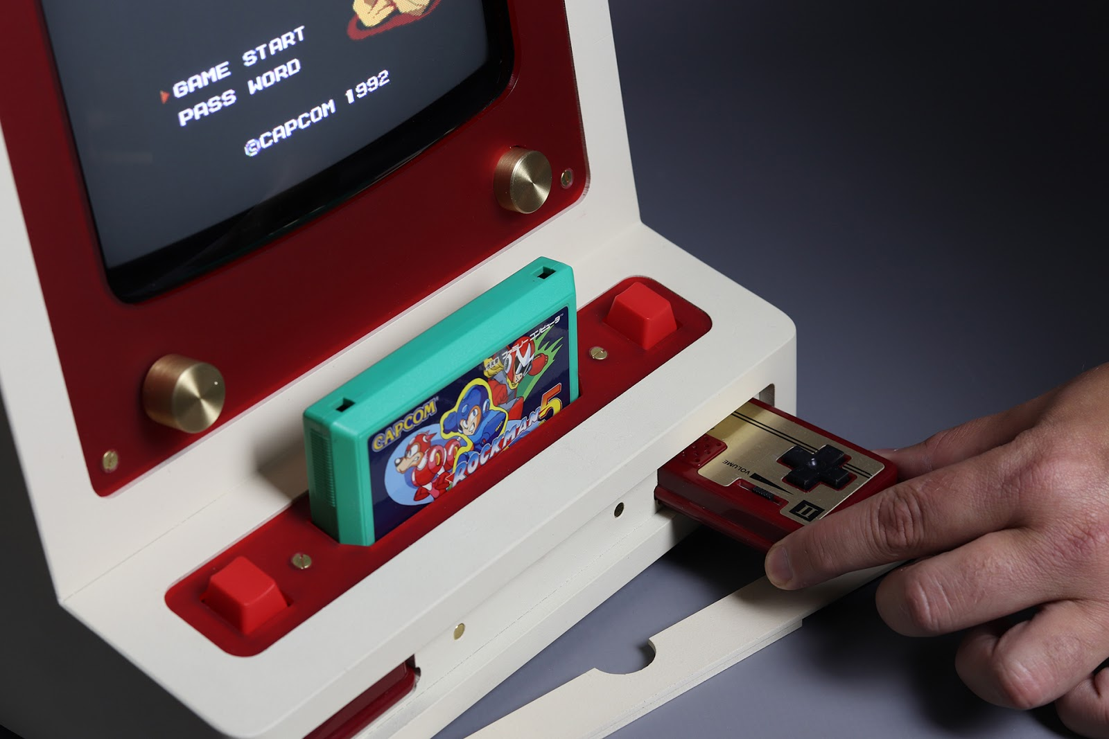 Illustration for article titled Gaming Hardware Artist Turns Nintendo Famicom Into A Retro Computer